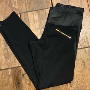 A Day perfect travel leggings. Size large.